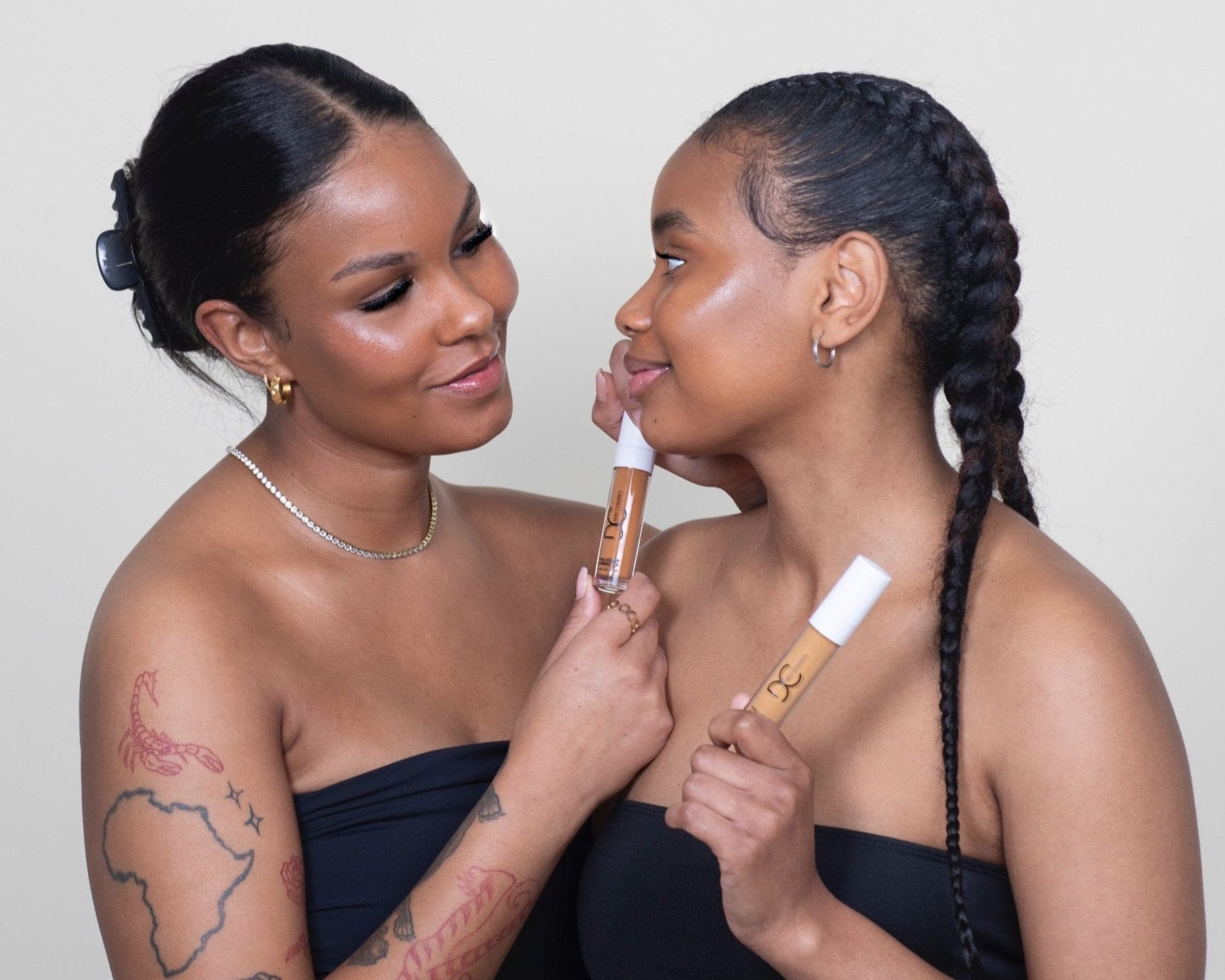 Model on the left uses the color Milk Chocolate and the model to the right uses the color Light Expresso